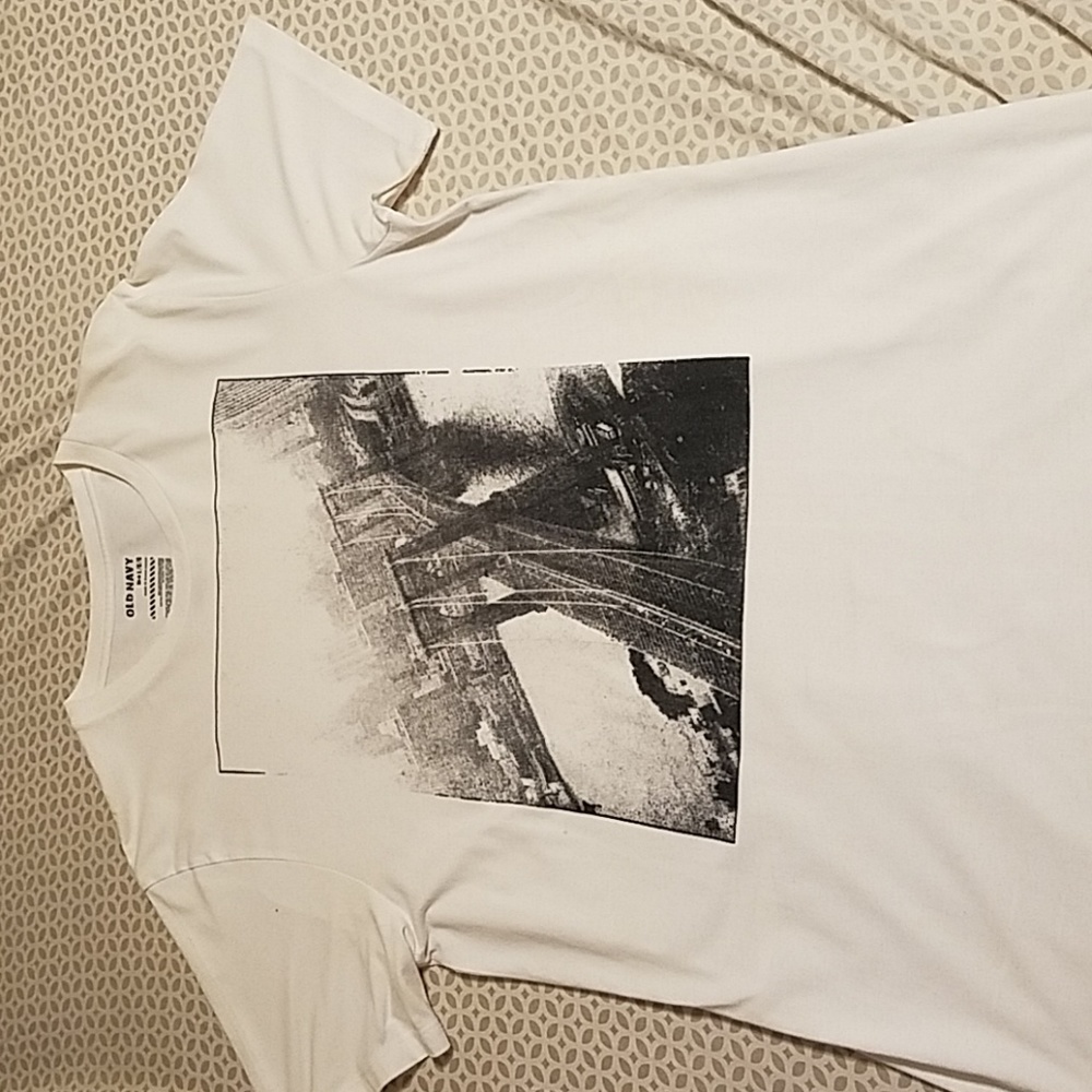 used  Old Navy short sleeve t-shirt